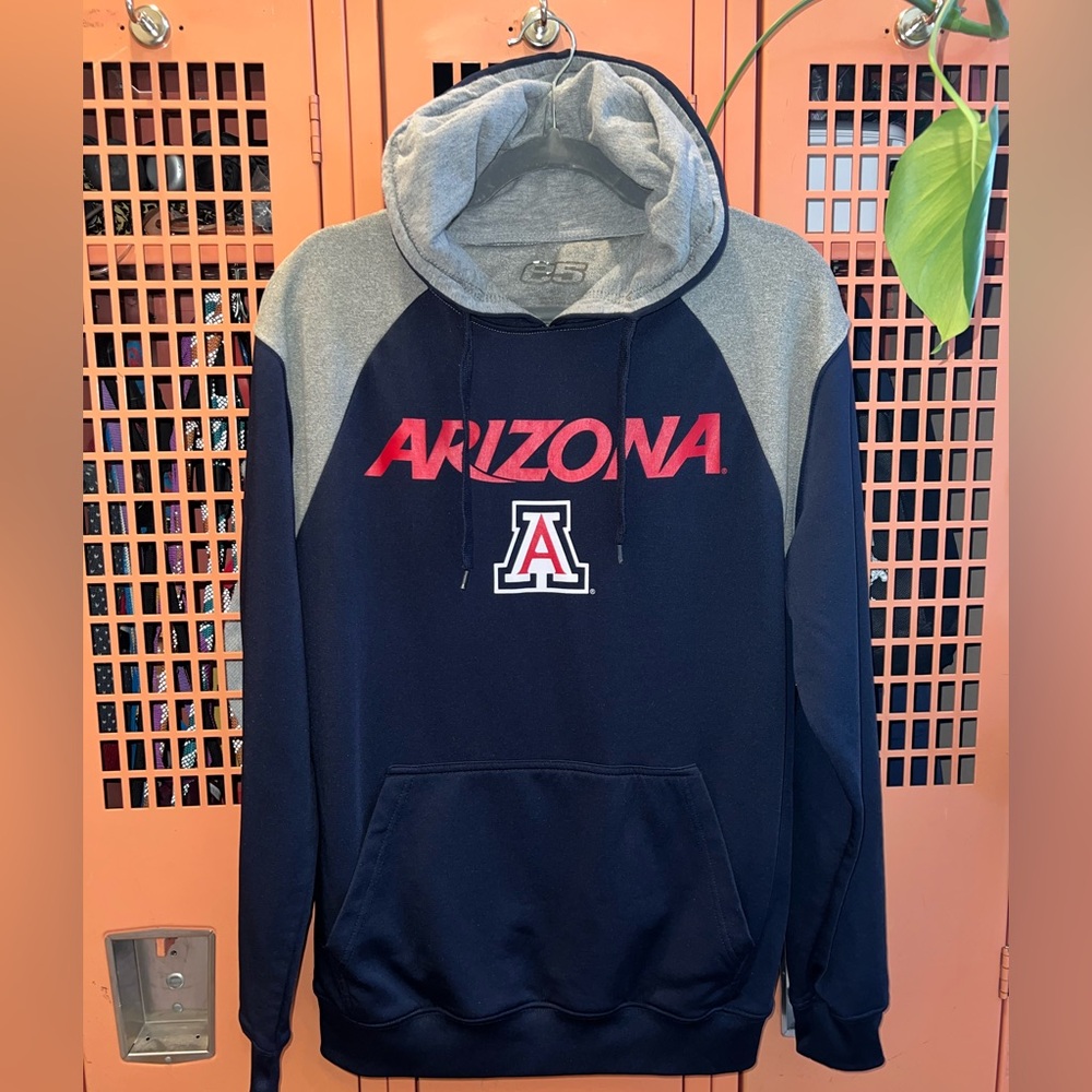 E5 UofA Wildcats Arizona hoodie. See measurements. EUC